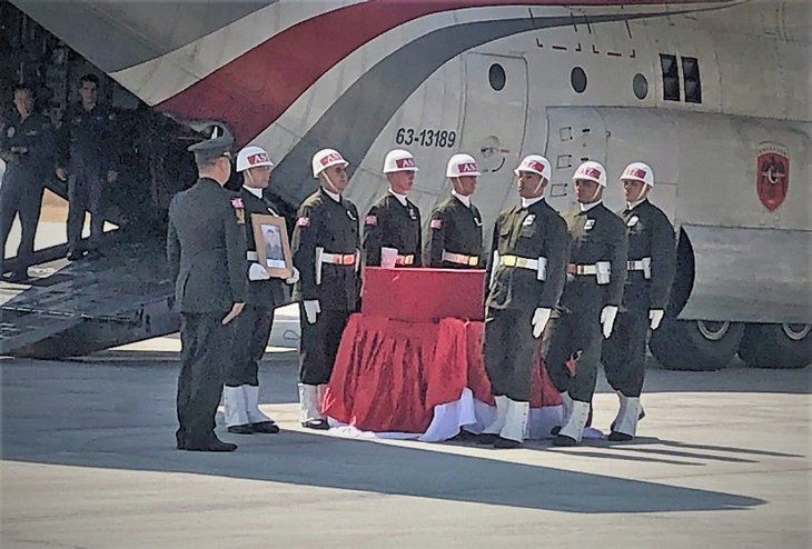 Babaya son dokunuş! Türkiye şehitlerini son yolculuğuna uğurladı | Kelimelerin boğazlara düğümlendiği an - Resim: 28