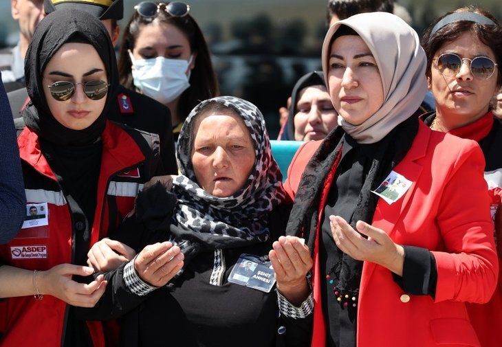 Babaya son dokunuş! Türkiye şehitlerini son yolculuğuna uğurladı | Kelimelerin boğazlara düğümlendiği an - Resim: 21