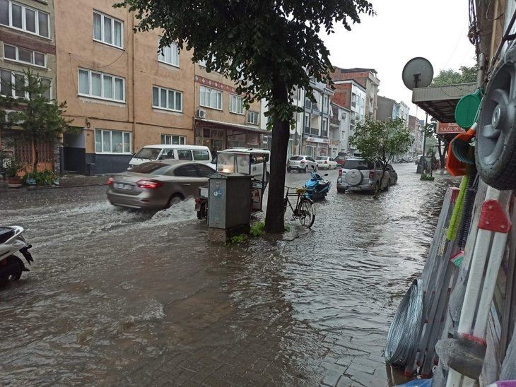 Sağanak yağmur Bursa'yı felç etti! Bursa sokaklarını sel vurdu - Resim: 4