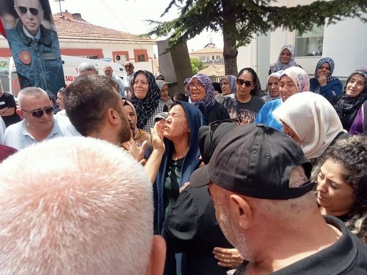 Babaya son dokunuş! Türkiye şehitlerini son yolculuğuna uğurladı | Kelimelerin boğazlara düğümlendiği an - Resim: 7