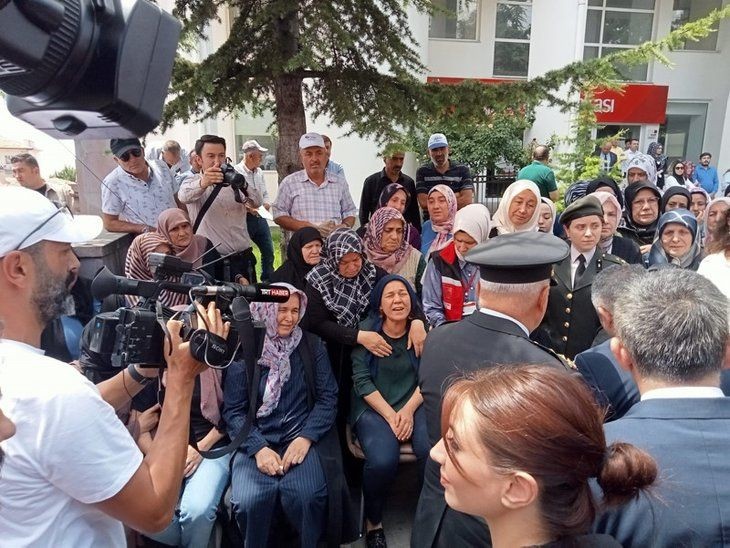 Babaya son dokunuş! Türkiye şehitlerini son yolculuğuna uğurladı | Kelimelerin boğazlara düğümlendiği an - Resim: 8