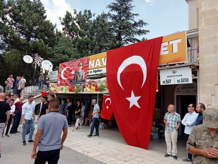 Babaya son dokunuş! Türkiye şehitlerini son yolculuğuna uğurladı | Kelimelerin boğazlara düğümlendiği an - Resim: 9
