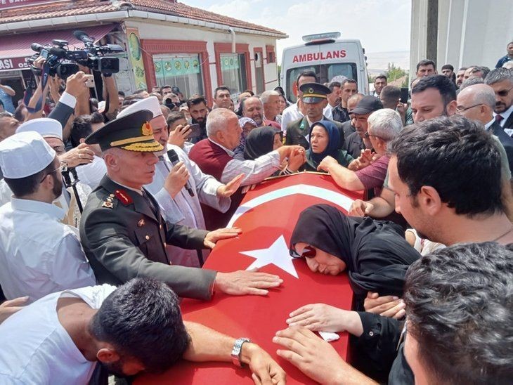 Babaya son dokunuş! Türkiye şehitlerini son yolculuğuna uğurladı | Kelimelerin boğazlara düğümlendiği an - Resim: 11