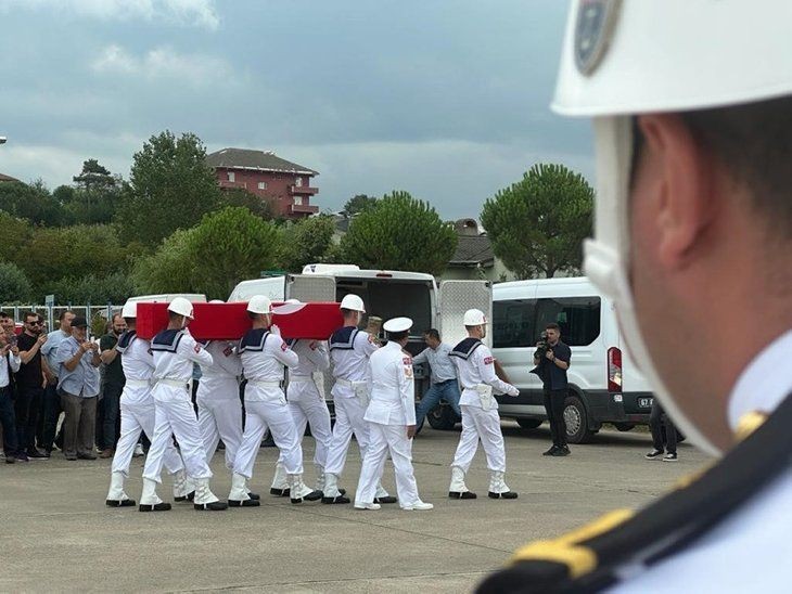Babaya son dokunuş! Türkiye şehitlerini son yolculuğuna uğurladı | Kelimelerin boğazlara düğümlendiği an - Resim: 23