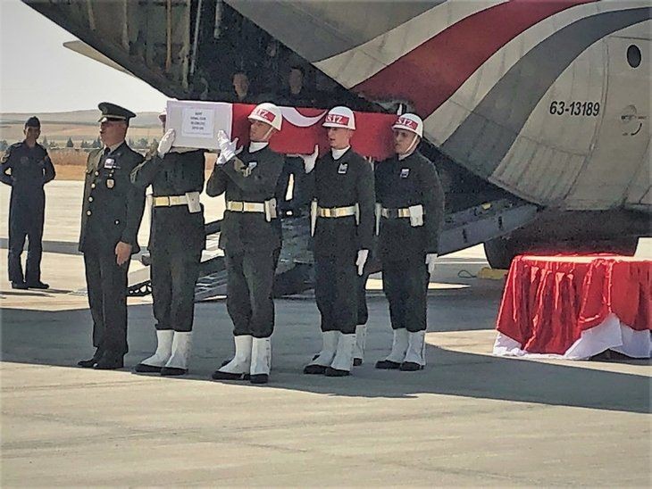Babaya son dokunuş! Türkiye şehitlerini son yolculuğuna uğurladı | Kelimelerin boğazlara düğümlendiği an - Resim: 27