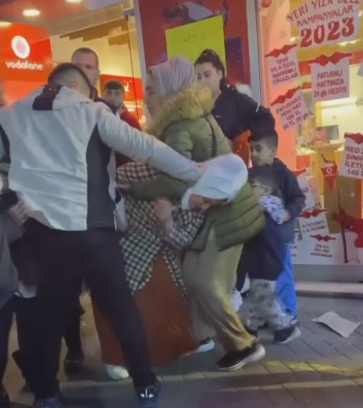 Eşiyle el ele gördüğü kadınla saç baş kavga etti, kimse ayıramadı - Resim: 3