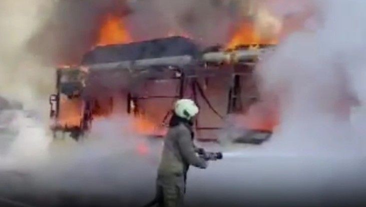 Bir İstanbul klasiği! İETT otobüsü alev alev yandı - Resim: 4
