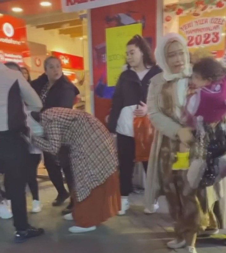 Eşiyle el ele gördüğü kadınla saç baş kavga etti, kimse ayıramadı - Resim: 5