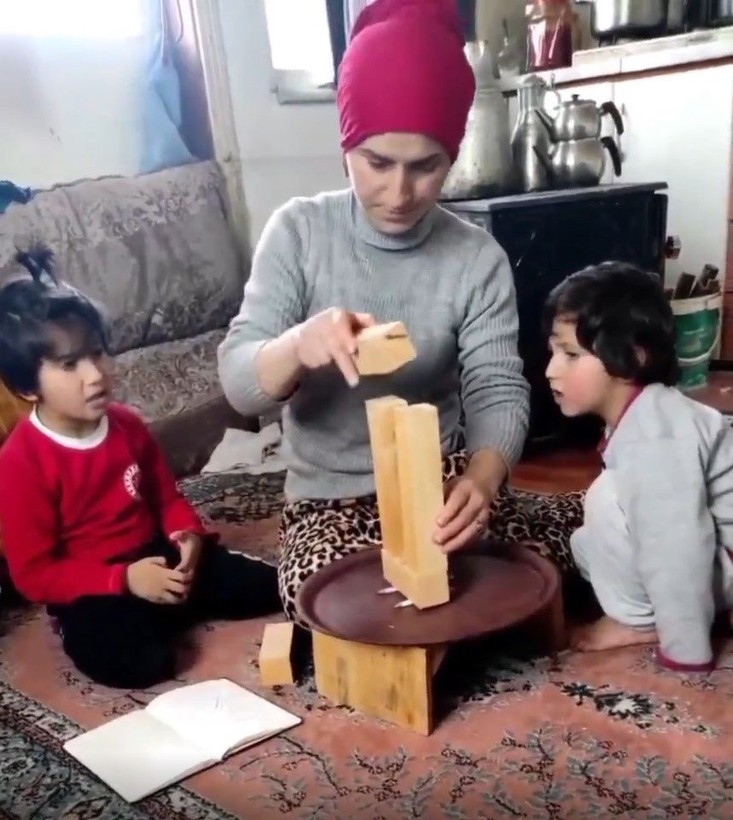 Türkiye'deki binaları Japonların kullandığı raylı bina sistemiyle karşılaştırarak depremi uygulamalı olarak anlatan anne viral oldu - Resim: 1