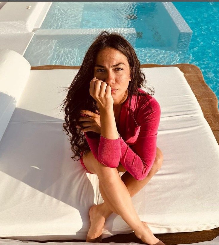 Demet Özdemir göğüs dekoltesi ve süper minisiyle havuza atladı! Pembe elbisesi üzerine yapışan Demet Özdemir'in sütyensiz pozunu gören dönüp bir daha baktı - Resim: 11