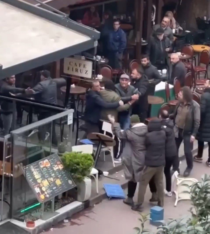 Beyoğlu'nda bir kafede oturan şahsa saldıran baltalı saldırgan etrafa korku saçtı! - Resim: 3