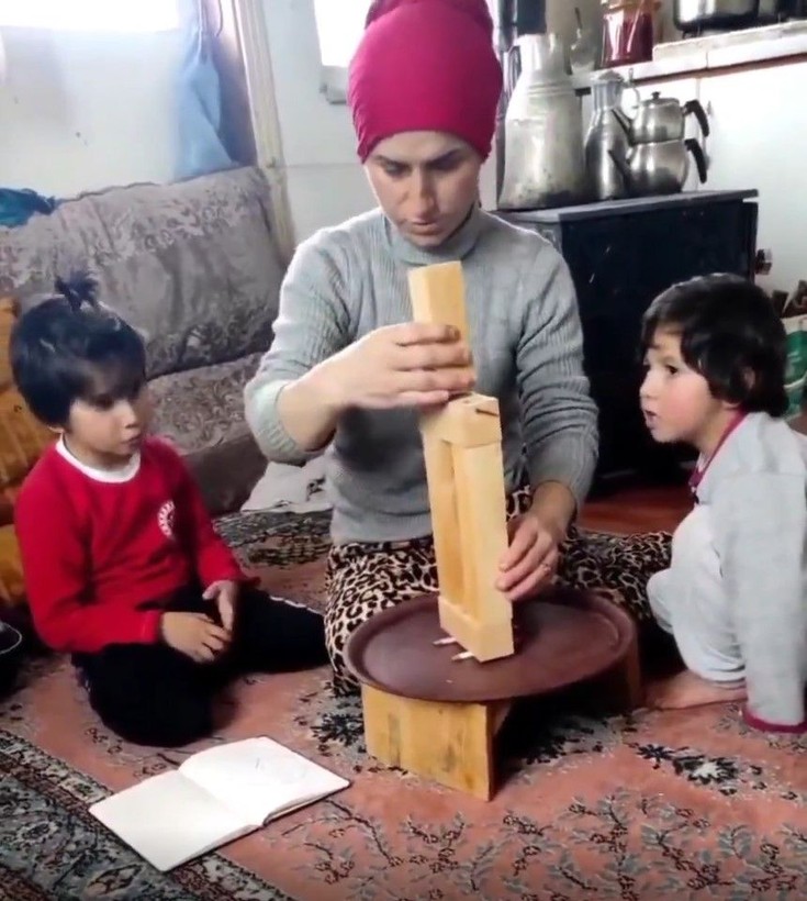 Türkiye'deki binaları Japonların kullandığı raylı bina sistemiyle karşılaştırarak depremi uygulamalı olarak anlatan anne viral oldu - Resim: 2