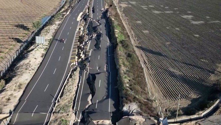 Deprem sonrası yarıkları gören Yunanistan hayrete düştü: Böyle bir şey filmlerde olur sanırdık - Resim: 4