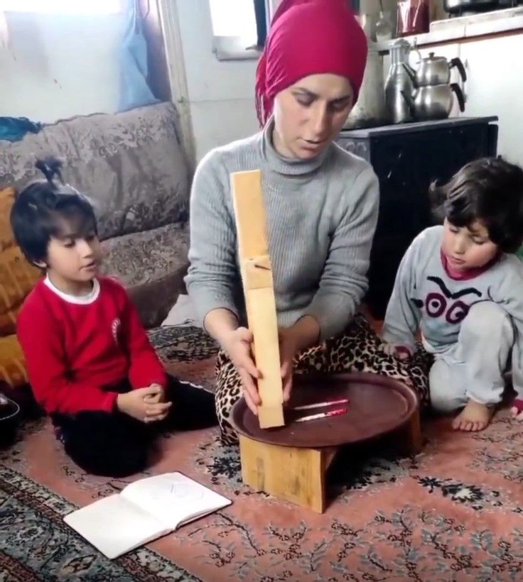 Türkiye'deki binaları Japonların kullandığı raylı bina sistemiyle karşılaştırarak depremi uygulamalı olarak anlatan anne viral oldu - Resim: 4