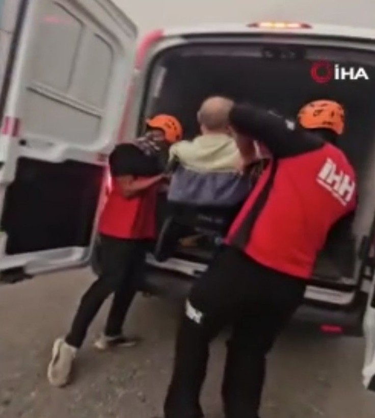 İzmir'deki yangından yürek sızlatan anlar: Mahsur kalanları ekipler böyle kurtardı - Resim: 9