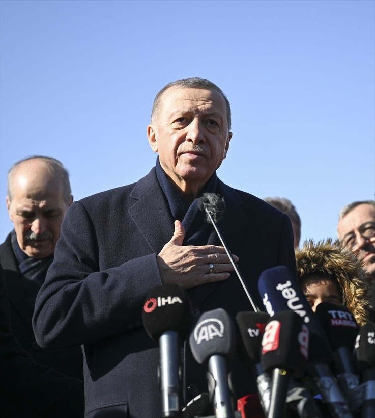 Cumhurbaşkanı Recep Tayyip Erdoğan, Onikişubat Stadyumu'nda kurulan çadır kentte vatandaşlarla görüştü - Resim: 1