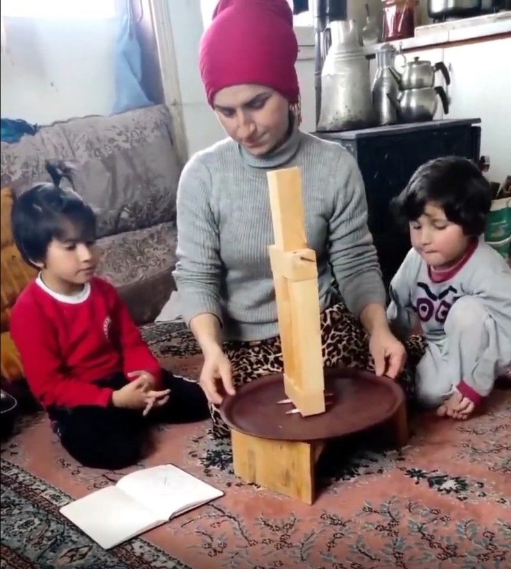 Türkiye'deki binaları Japonların kullandığı raylı bina sistemiyle karşılaştırarak depremi uygulamalı olarak anlatan anne viral oldu - Resim: 3