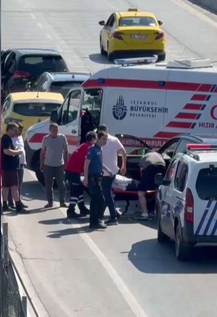 İstanbul Beykoz'da seyir halinde fenalaşan sürücü araçta kilitli kaldı - Resim : 1