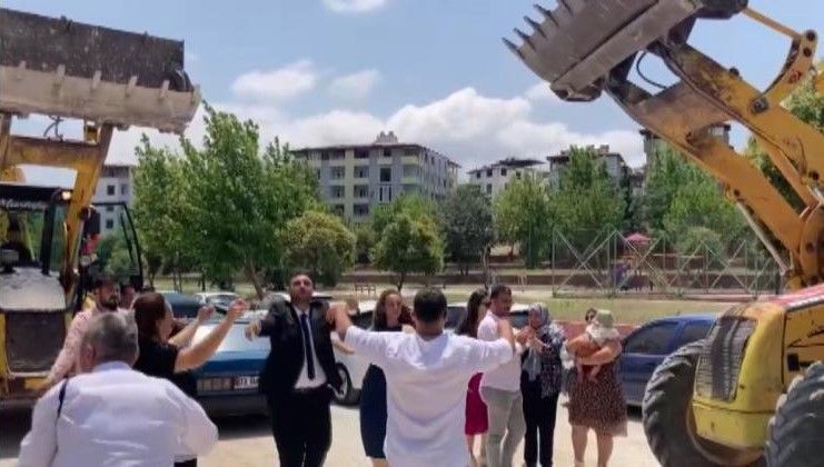 Operatör damat, gelin almaya kepçenin kovasında davulcularla gitti - Resim: 7