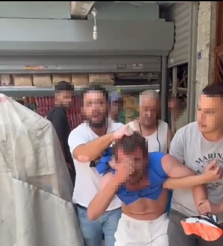 Taciz ettiği kadının eşi ve arkadaşları tarafından dövüldü; o anlar kameralara yansıdı - Resim: 7