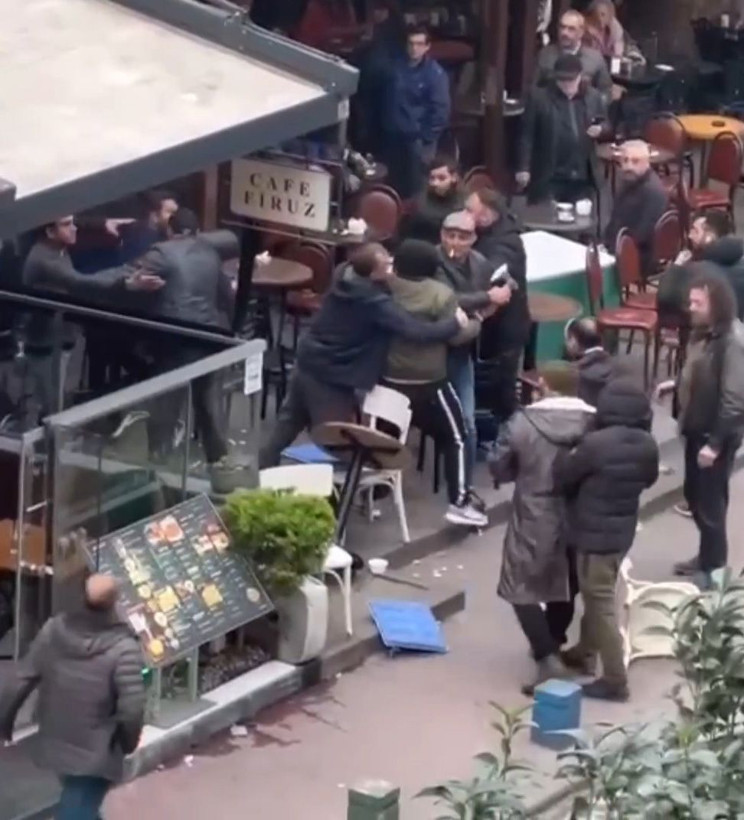 Beyoğlu'nda bir kafede oturan şahsa saldıran baltalı saldırgan etrafa korku saçtı! - Resim: 2