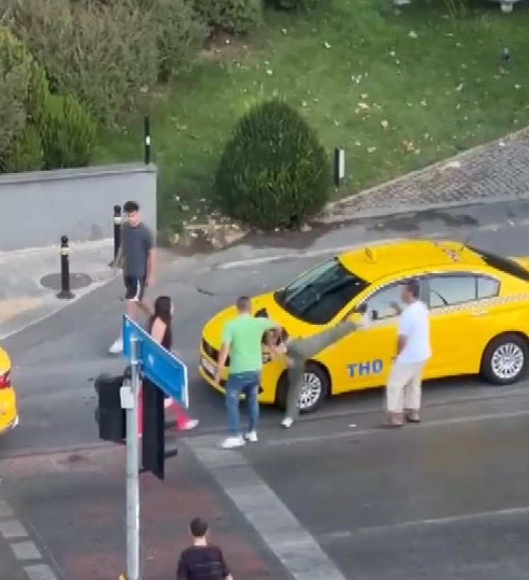 Beyoğlu'nda taksici ile kadınların kavgası kamerada - Resim: 3