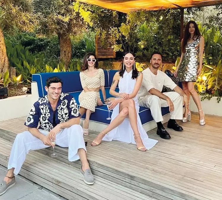 Bodrum'da tatiline devam eden Nesrin Cavadzade deniz sonrası sere serpe uzanarak güneşlendi - Resim: 2