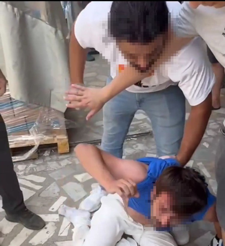 Taciz ettiği kadının eşi ve arkadaşları tarafından dövüldü; o anlar kameralara yansıdı - Resim: 6