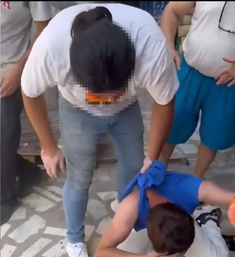 Taciz ettiği kadının eşi ve arkadaşları tarafından dövüldü; o anlar kameralara yansıdı - Resim: 4