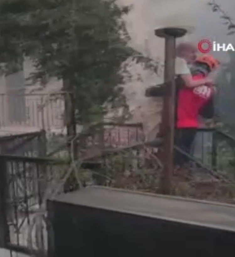 İzmir'deki yangından yürek sızlatan anlar: Mahsur kalanları ekipler böyle kurtardı - Resim: 4