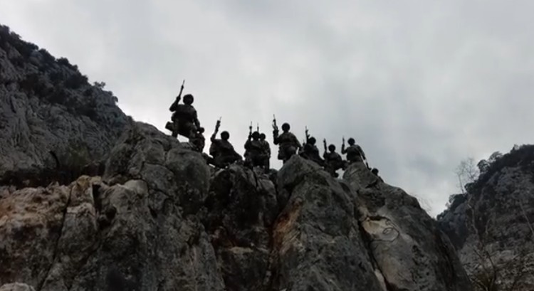 Milli Savunma Bakanlığı'ndan tüyleri diken diken eden video: Ezan oldum dinmedim, dinmem! - Resim: 13