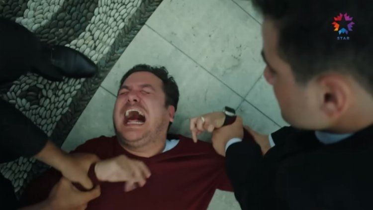 Yalı Çapkını dizisinin dün akşam yayınlanan bölümündeki falaka sahnesi izleyenleri küplere bindirdi! 'Ayak fetişi' detayı dikkat çekti - Resim: 3