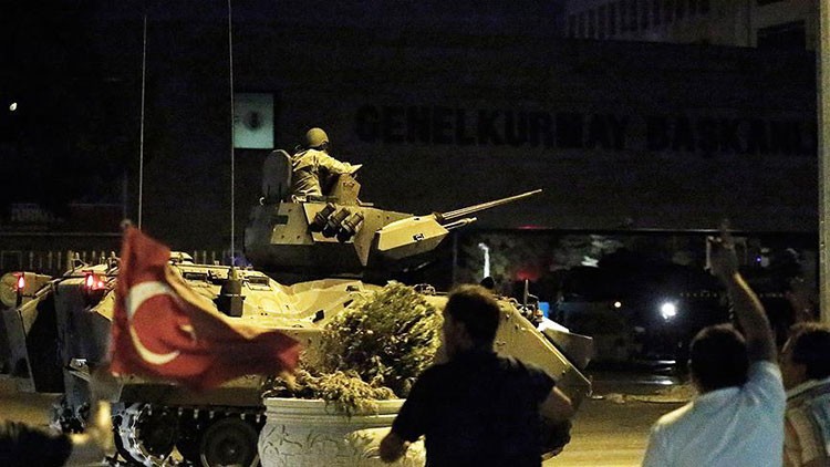 FETÖ'cü hainlerin darbe girişiminin üzerinden 9 yıl geçti - Resim : 2