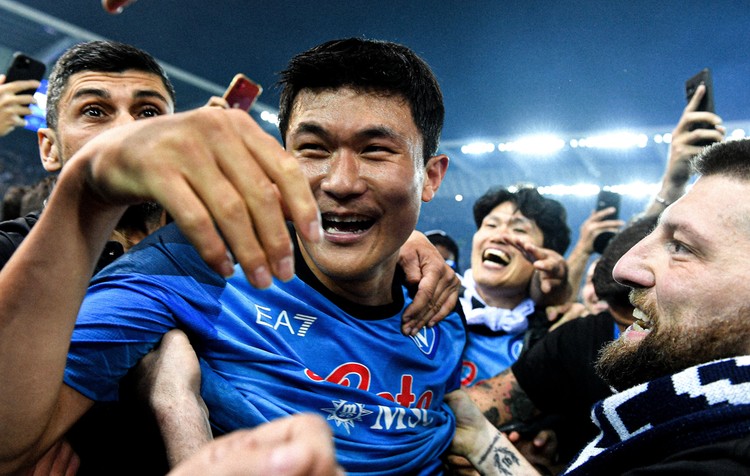 Fenerbahçe'nin eski yıldızları Eljif Elmas ve Kim Min-Jae Napoli'de şampiyon oldular - Resim : 2