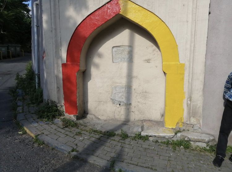 Fatih'te tepki çeken görüntü: 200 yıllık çeşmeyi sarı kırmızı renge boyadılar - Resim: 1