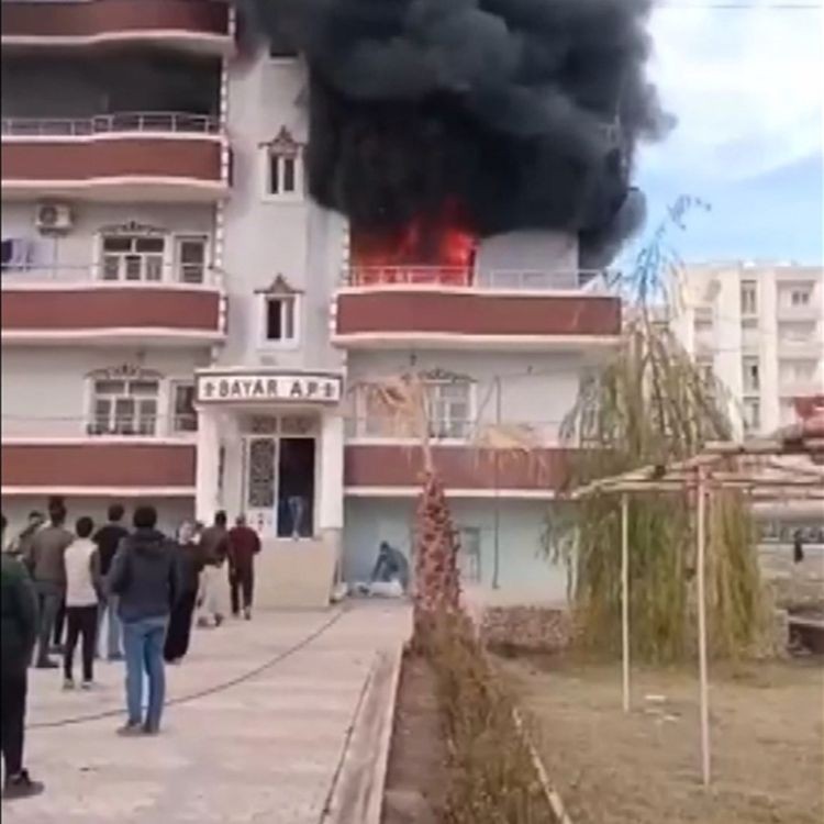 Şırnak'ta çıkan yangın için sevk edilen itfaiye aracı çamura battı! Yangın su tankeriyle söndürüldü - Resim: 5
