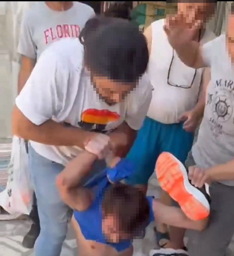 Taciz ettiği kadının eşi ve arkadaşları tarafından dövüldü; o anlar kameralara yansıdı - Resim: 3