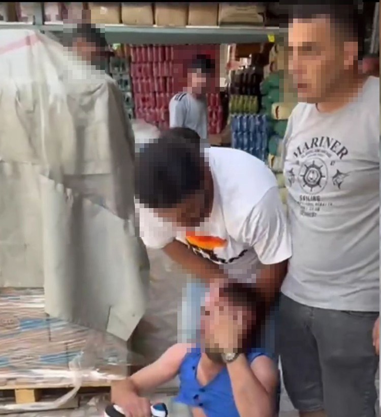 Taciz ettiği kadının eşi ve arkadaşları tarafından dövüldü; o anlar kameralara yansıdı - Resim: 2