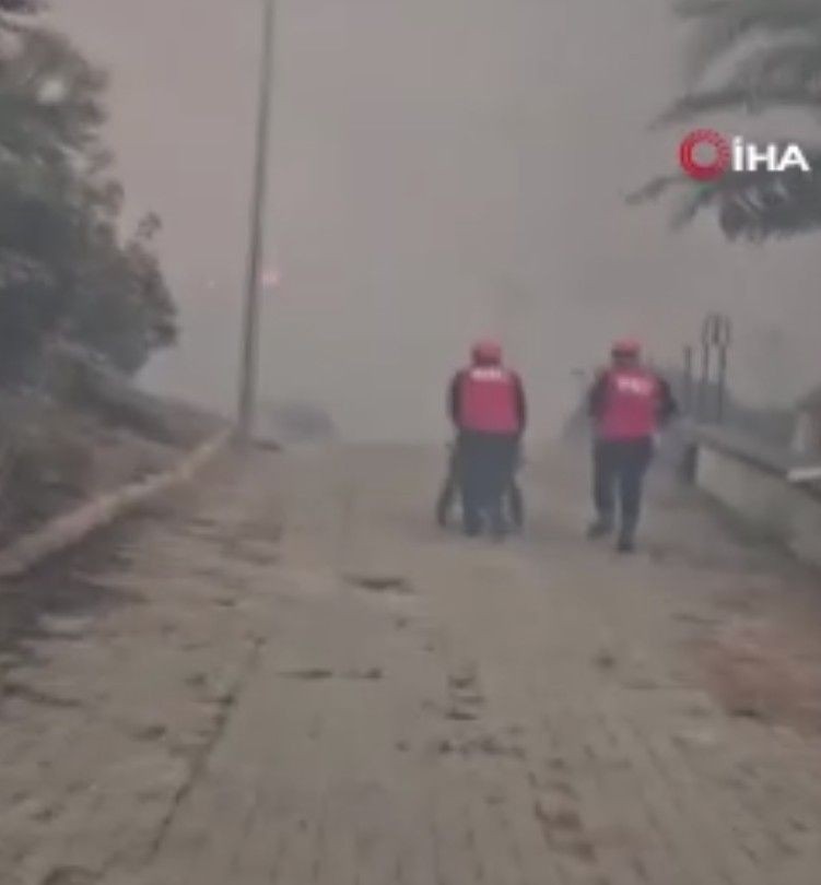 İzmir'deki yangından yürek sızlatan anlar: Mahsur kalanları ekipler böyle kurtardı - Resim: 7