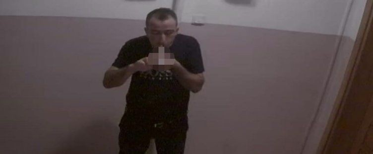 Kurye kılığında apartmana girdi yaptıkları şoke etti! Kapıları dinledi ardından pantolonunu indirdi... - Resim: 6