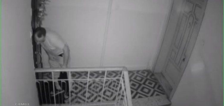 Kurye kılığında apartmana girdi yaptıkları şoke etti! Kapıları dinledi ardından pantolonunu indirdi... - Resim: 7