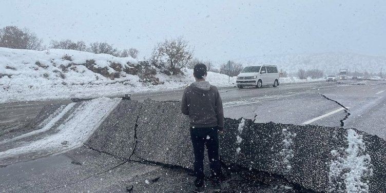 Deprem sonrası yarıkları gören Yunanistan hayrete düştü: Böyle bir şey filmlerde olur sanırdık - Resim: 3