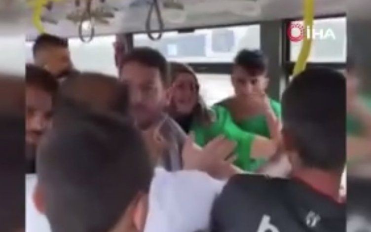 Metrobüste ortalık karıştı! Tıklım tıklım metrobüste birbirlerine uçan tekme attılar - Resim: 3