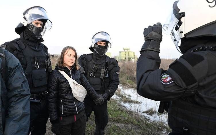 Çevre aktivisti Greta Thunberg'ın gözaltına alındığı anların kurgu olduğu iddia ediliyordu! Alman polisinden açıklama geldi - Resim: 6
