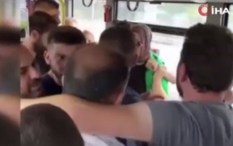 Metrobüste ortalık karıştı! Tıklım tıklım metrobüste birbirlerine uçan tekme attılar - Resim: 9