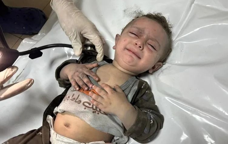 Katil İsrail'in hastane baskınından korkunç detaylar! Gözlerini bağlayıp kıyafetlerini çıkardılar - Resim: 14