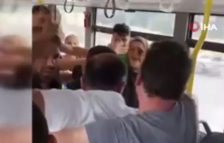 Metrobüste ortalık karıştı! Tıklım tıklım metrobüste birbirlerine uçan tekme attılar - Resim: 7