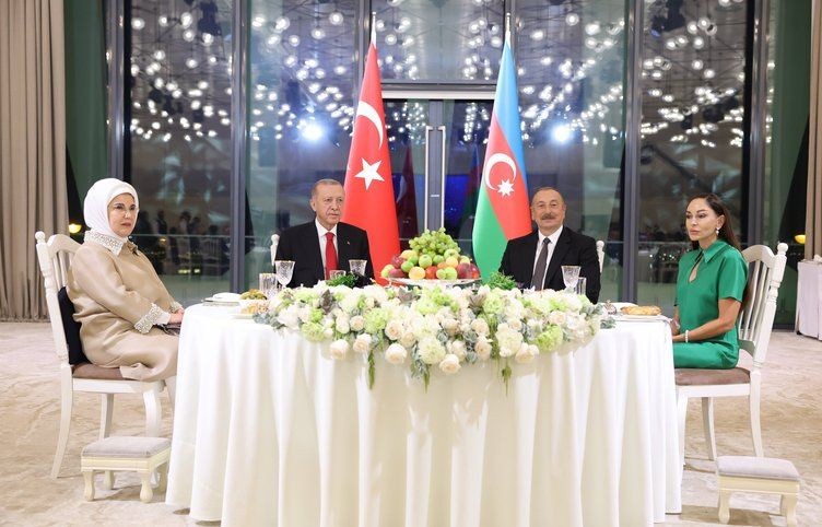 Cumhurbaşkanı Recep Tayyip Erdoğan ile Aliyev, Azerin'i ayakta alkışladı - Resim: 4