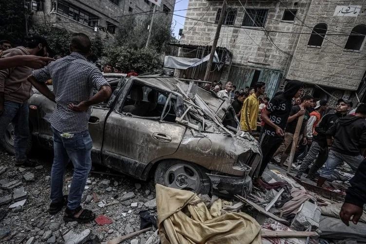 Katil İsrail'in hastane baskınından korkunç detaylar! Gözlerini bağlayıp kıyafetlerini çıkardılar - Resim: 6