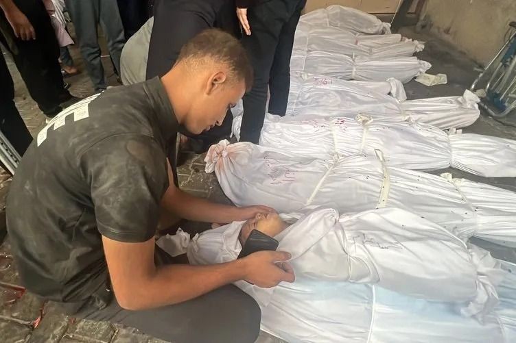 Katil İsrail'in hastane baskınından korkunç detaylar! Gözlerini bağlayıp kıyafetlerini çıkardılar - Resim: 10